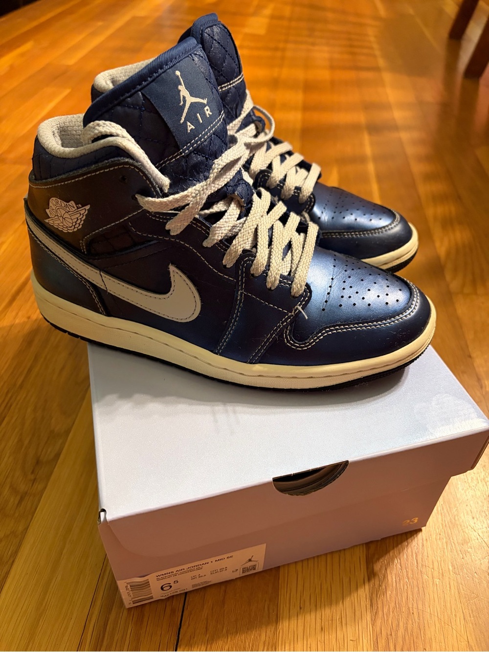 Women’s Air Jordan 1 Mid SE Size 6.5 - Picture 2 of 7